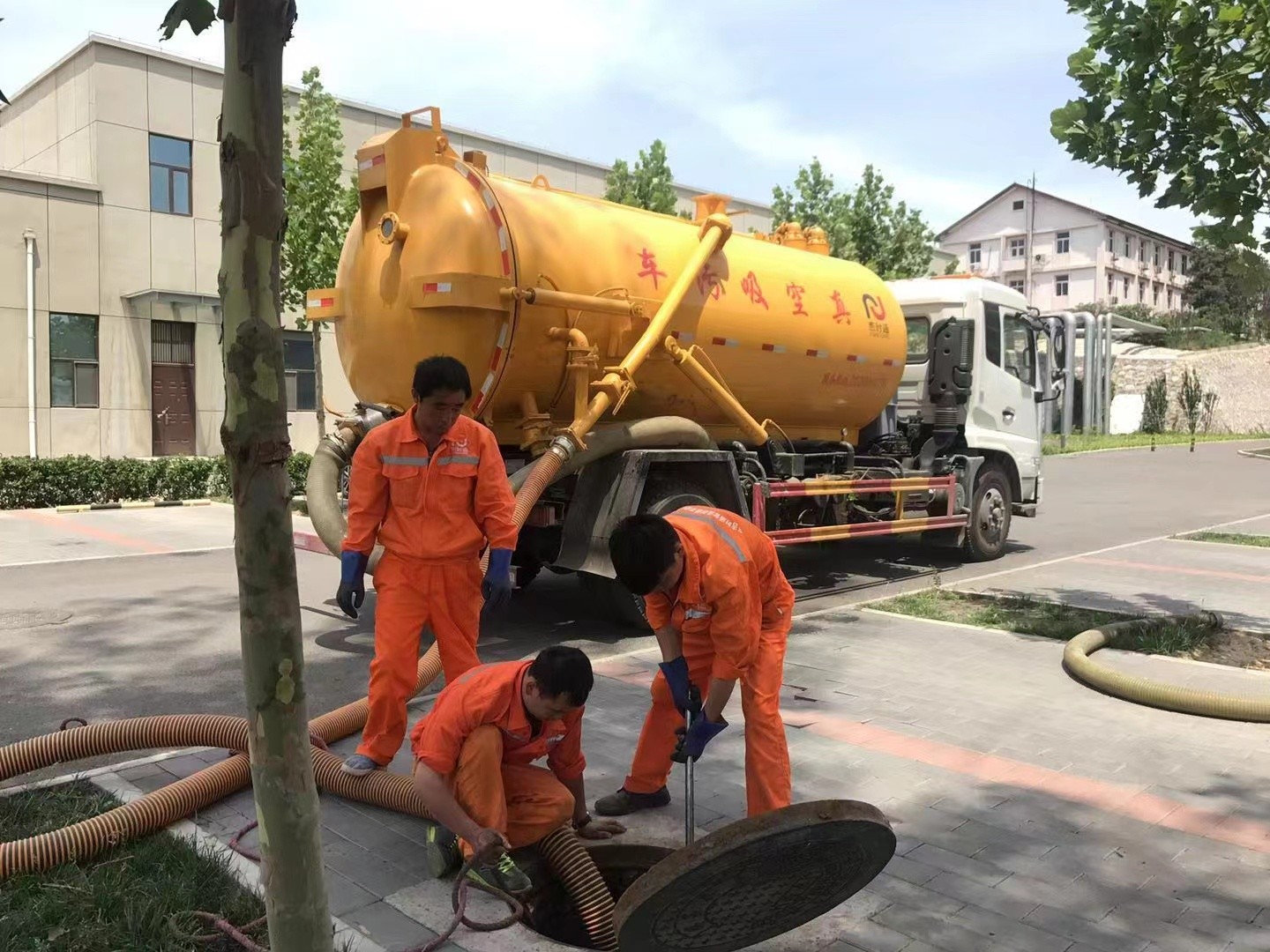 扬州管道疏通车停在窨井附近