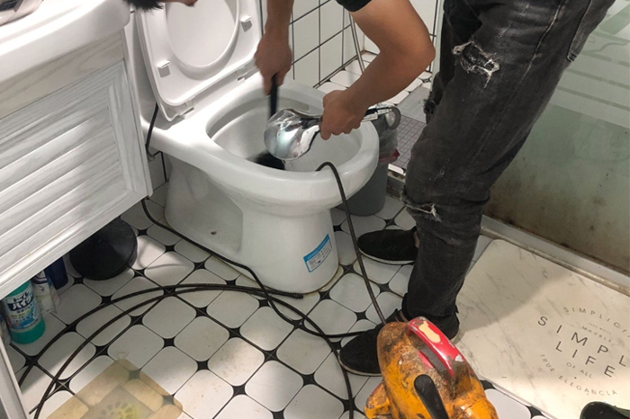 扬州马桶堵塞自己疏通还是找师傅?专业上门服务让你省时更省心